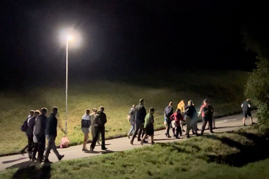 Menschen auf einer Nachtexkursion