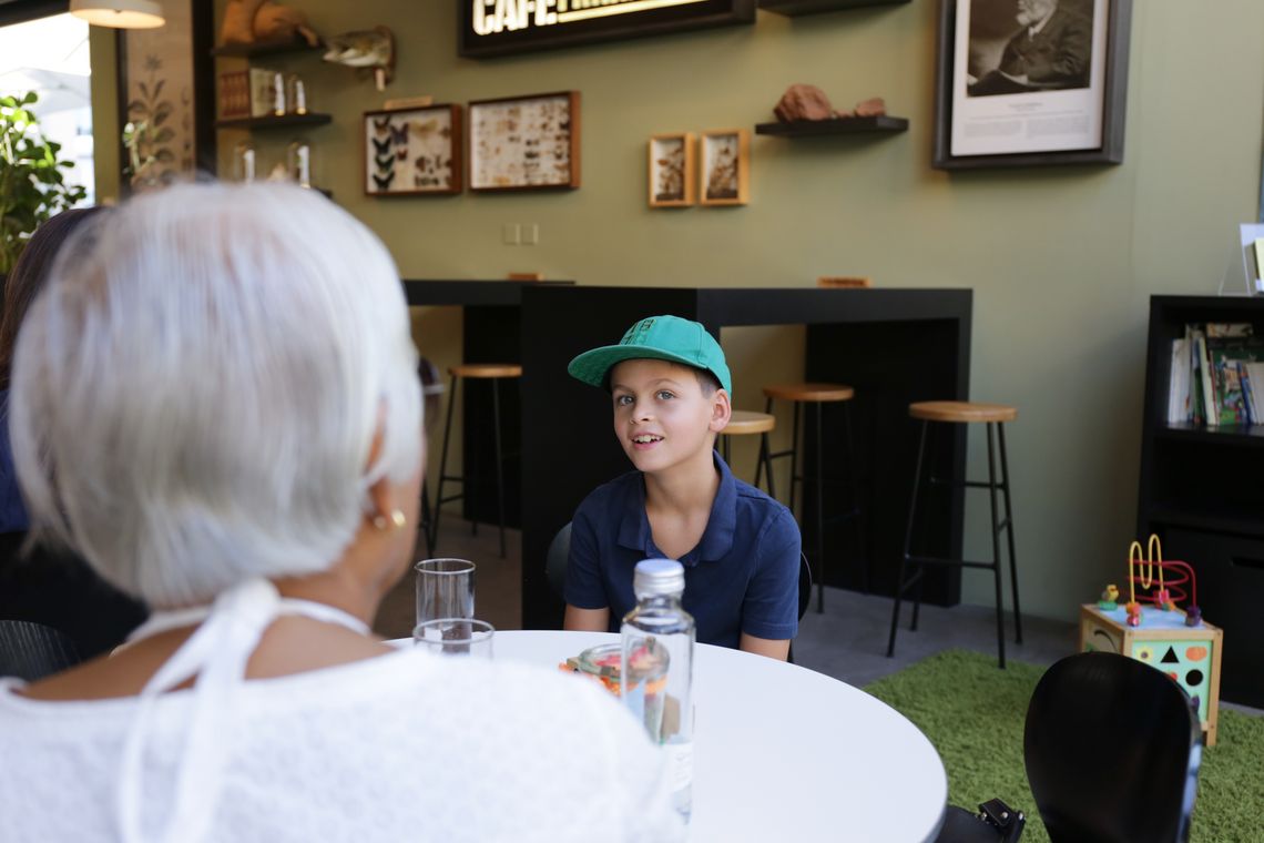 Familie beim Zvieri im Café Friedrich