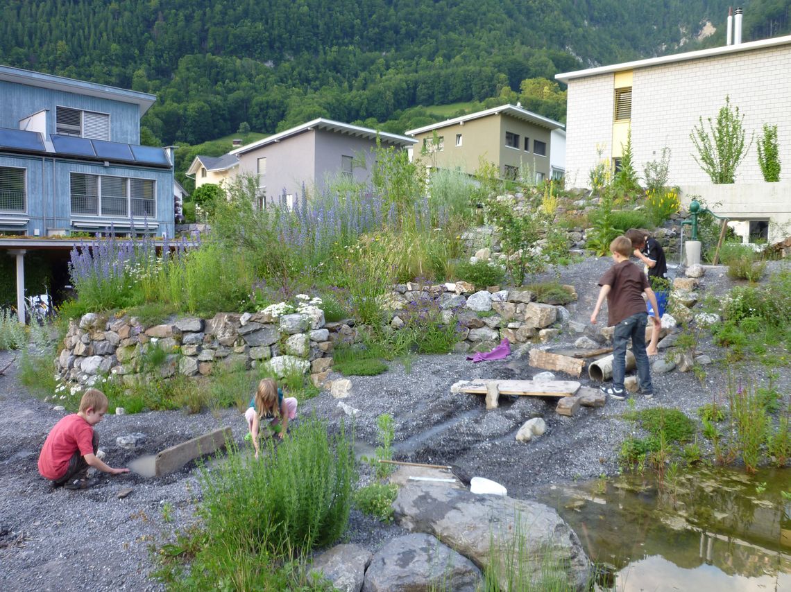 Naturgarten, im dem Kinder spielen