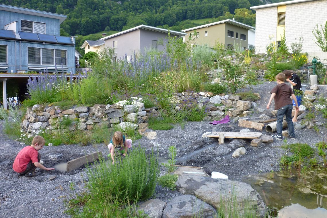 Naturgarten, im dem Kinder spielen