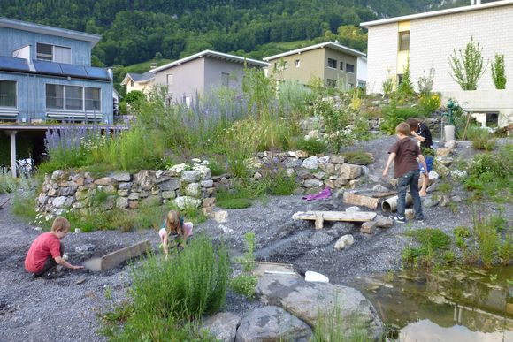 Naturgarten, im dem Kinder spielen
