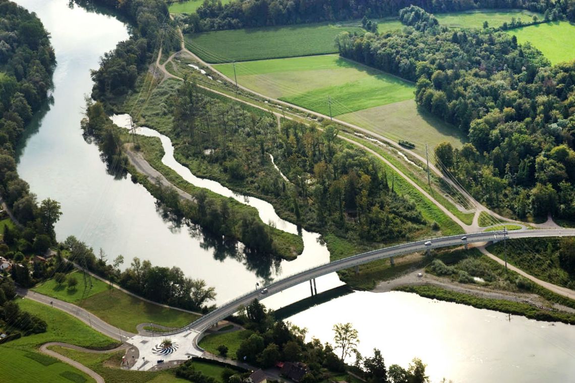 Luftaufnahme der Aarebrücke zwischen Aarau Rohr und Küttigen