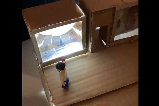 Prototyp von Schaufensterbeleuchtung mit Bewegungssensor