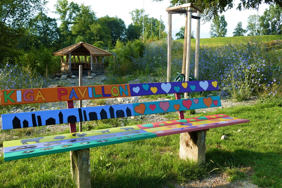 Bemalte Sitzbank bei Schule Menziken