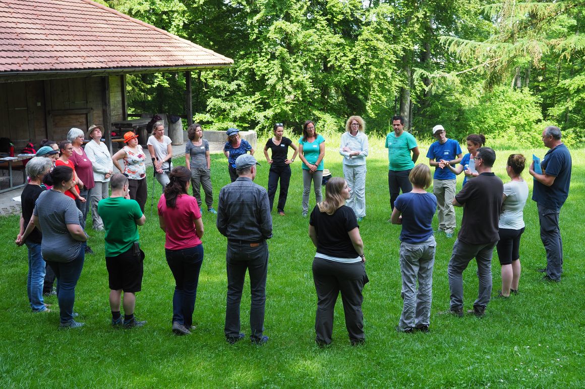Eine Gruppe von Menschen auf einer Waldlichtung