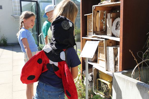 Kindergeburtstag Insektenforscher mit Insektenhotel