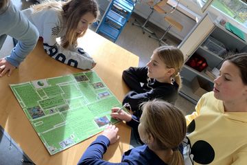 Schulkinder bearbeiten ein Klimaplakat