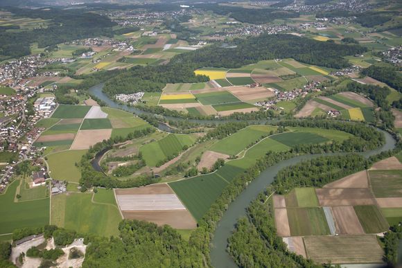 Luftaufnahme der mäandrierenden Reuss