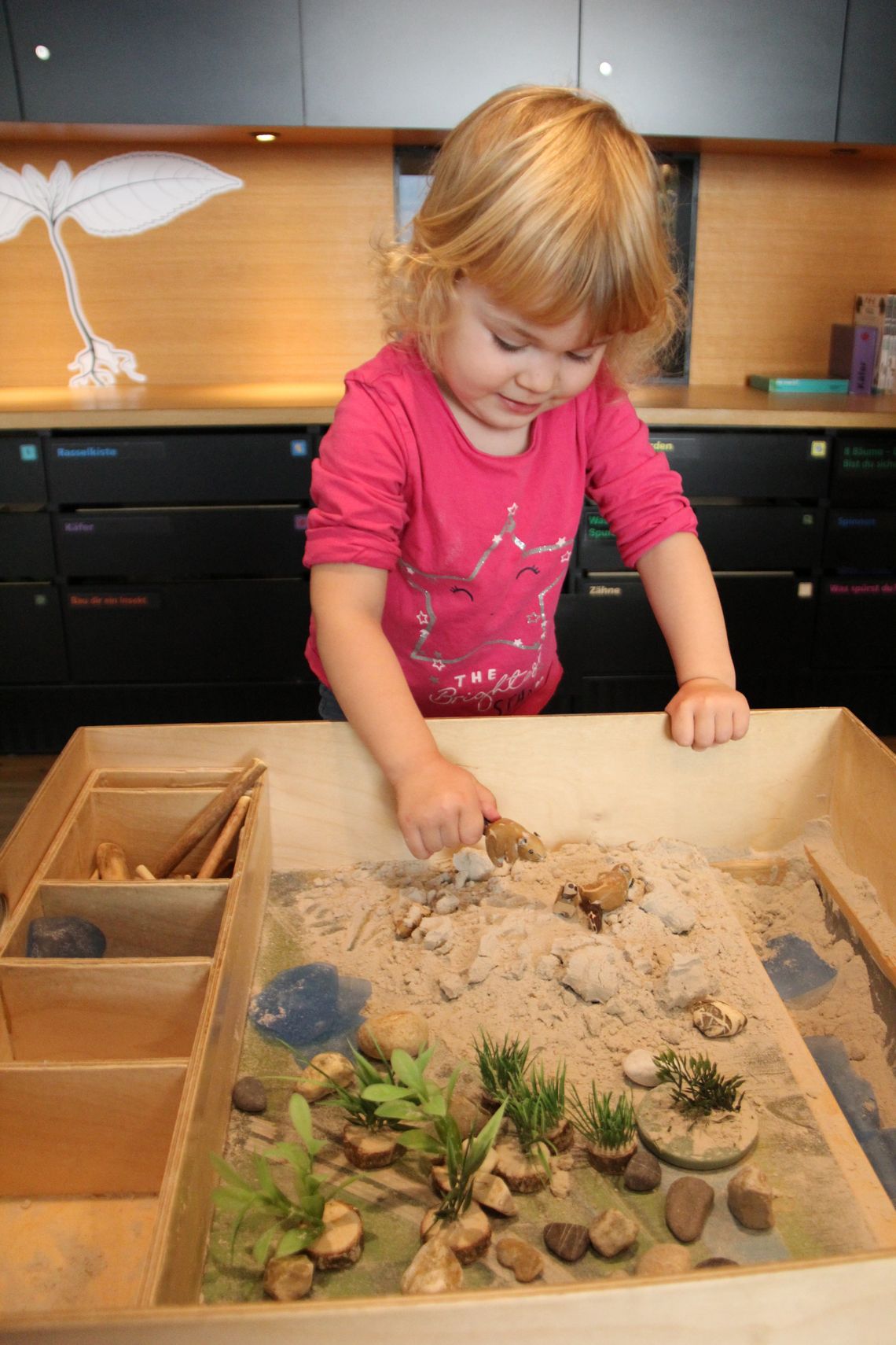 Ein Mädchen spielt im Naturlabor des Naturamas