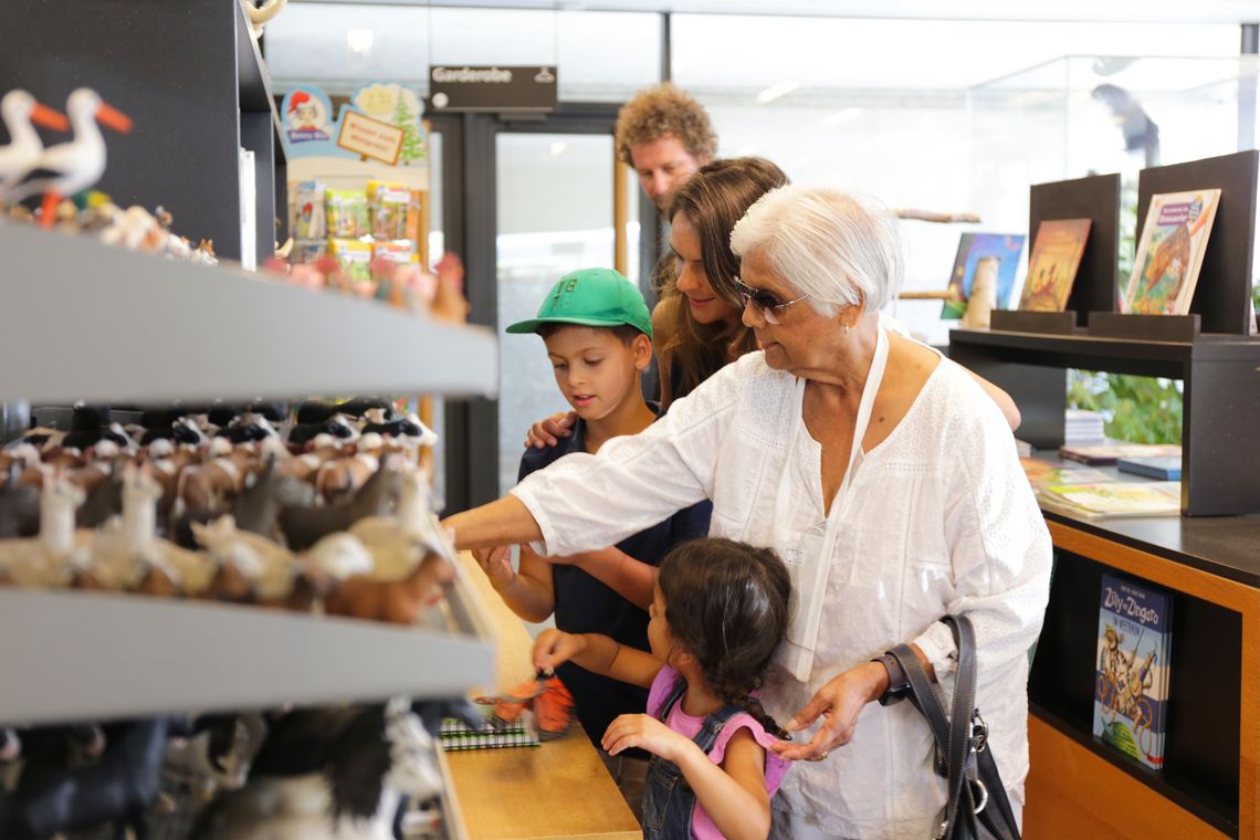 Familie im Naturama-Museumsshop