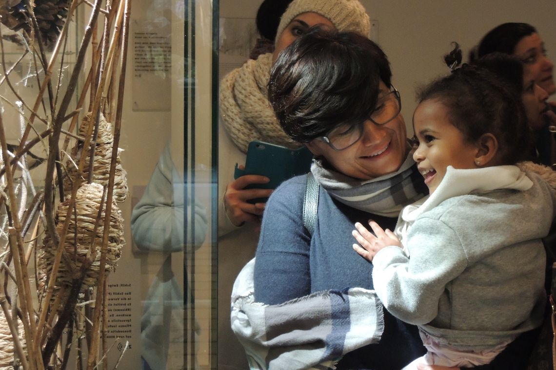 Frau mit Kind auf dem Arm