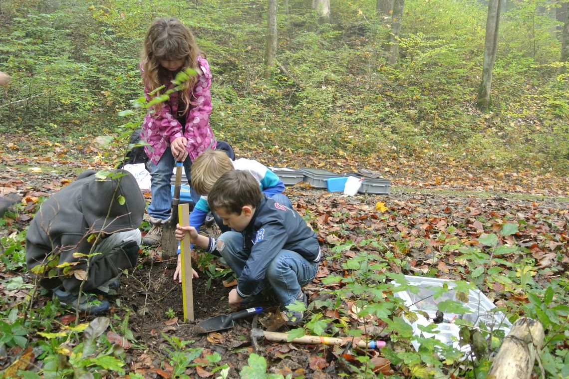 Kinder spielen im Wald