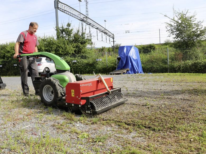 Maschinelle Unkrautbekämpfung auf Kies- und Mergelflächen