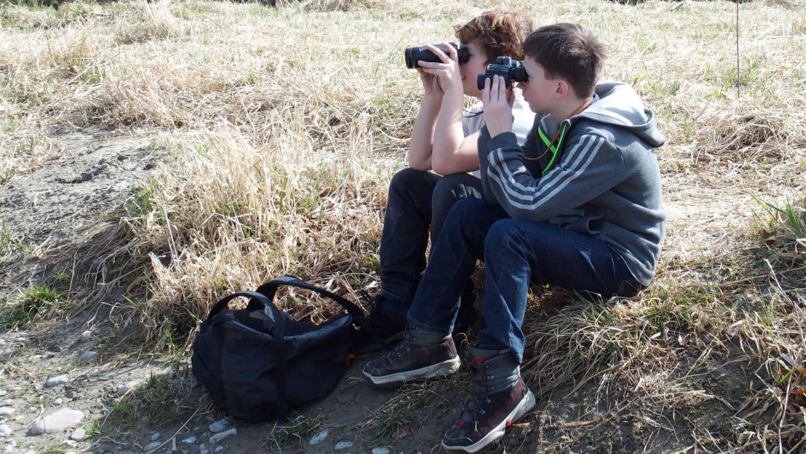 Zwei Schüler betrachten die Natur durch Feldstecher