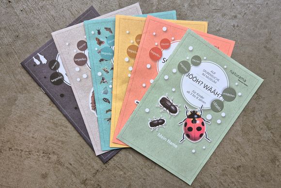 Foto von allen 6 Museums-Booklets