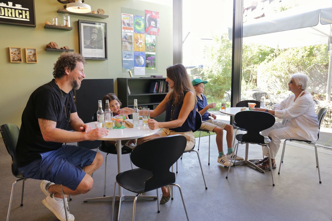 Familie beim Zvieri im Café Friedrich