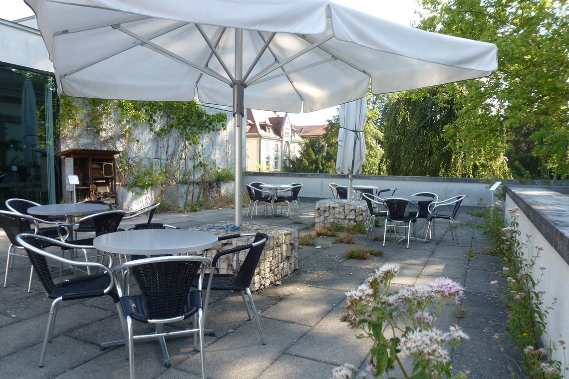 Dachterrasse auf dem Naturama mit Sonnenschirm